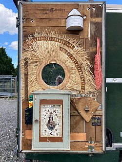 Alte Weinkisten wurden zum Hingucker