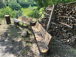 Sitzbänke bauen an der Feuerstelle